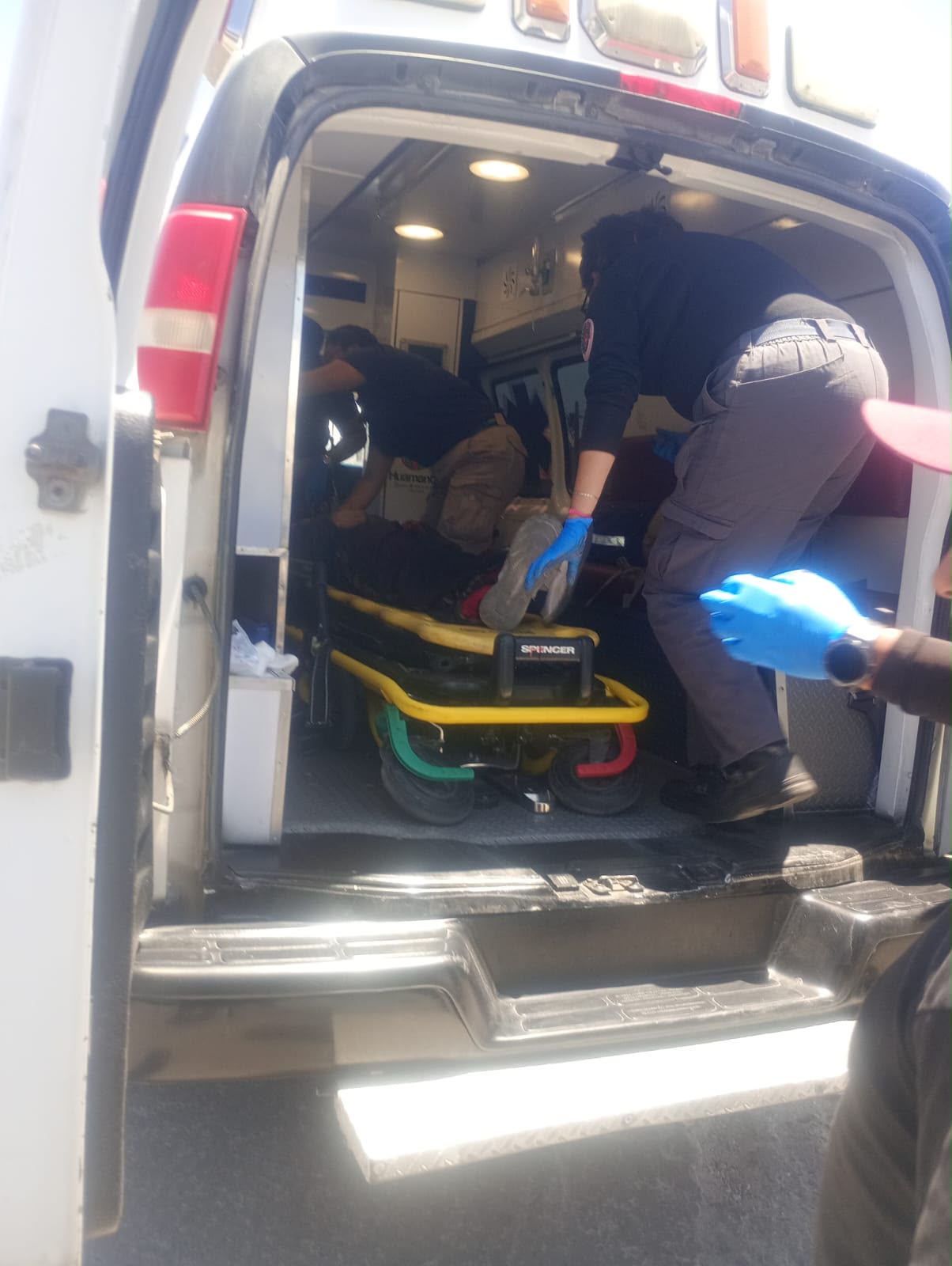 Atienden cuerpos de emergencia a persona lesionada en la zona de las vías del tren